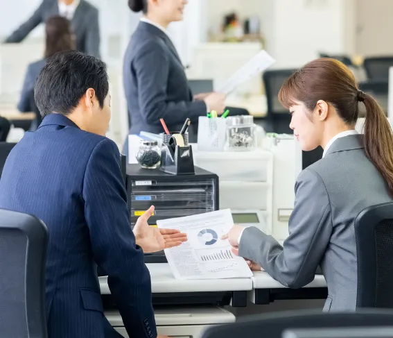 仕事を教えてもらう様子